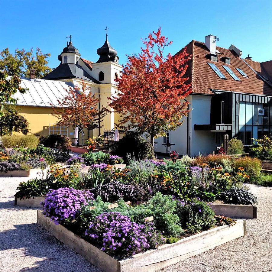 Apartmany Monastery Suites Zirec Dvur Kralove nad Labem Luaran gambar