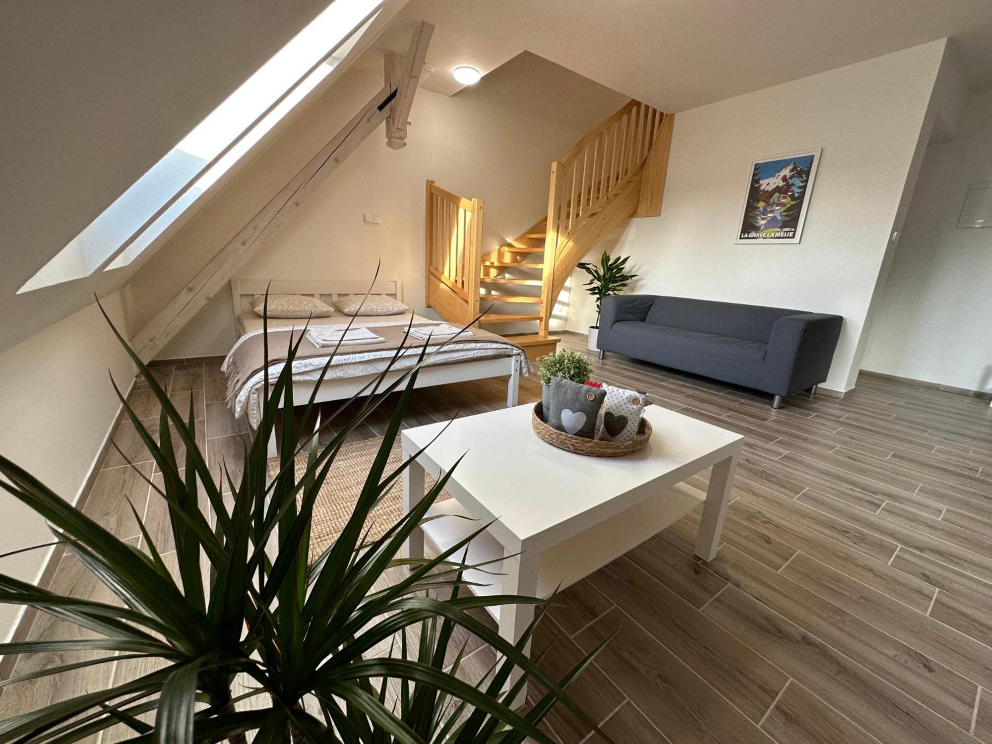 Apartmany Monastery Suites Zirec Dvur Kralove nad Labem Luaran gambar